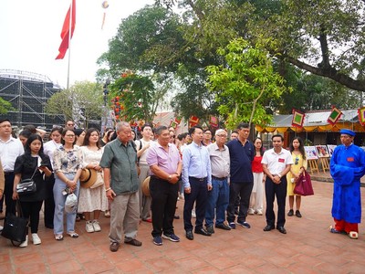 Đoàn khảo sát tham quan tại Đình Nội (thuộc làng Bình Đà, xã Bình Minh, huyện Thanh Oai).