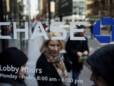 Khách hàng rời chi nhánh ngân hàng JPMorgan Chase ở New York, Mỹ. Ảnh: Reuters