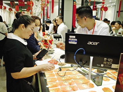 Với diễn biến hiện nay, nhiều chuyên gia dự đoán giá vàng có thể tăng lên 3.000 USD/ounce trong năm nay. Ảnh: Đ.T