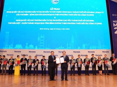 Lãnh đạo tỉnh Bình Dương trao Quyết định chủ trương đầu tư dự án cho doanh nghiệp tại Diễn đàn Horasis