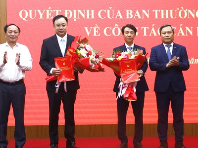 Bí thư Tỉnh ủy Quảng Bình Vũ Đại Thắng và Phó bí thư Thường trực Tỉnh ủy Trần Hải Châu trao quyết định và tặng hoa chúc mừng ông Nguyễn Nguyên Lực (thứ 2, phải ảnh) và ông Diệp Tùng Lâm (thứ 2, trái ảnh). Ảnh: Hiền Chi