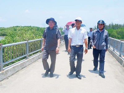 Chủ tịch UBND tỉnh Bến Tre Trần Ngọc Tam (bìa trái) khảo sát vùng ven biển huyện Thạnh Phú để mời gọi đầu tư phát triển du lịch ven biển