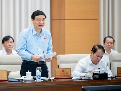 Chủ nhiệm Ủy ban Văn hóa, Giáo dục của Quốc hội Nguyễn Đắc Vinh phát biểu tại phiên họp.