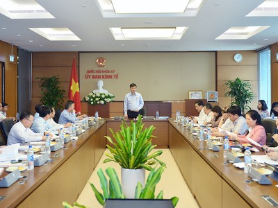 Thường trực Ủy ban họp mở rộng thẩm tra. Ảnh: Quochoi.vn