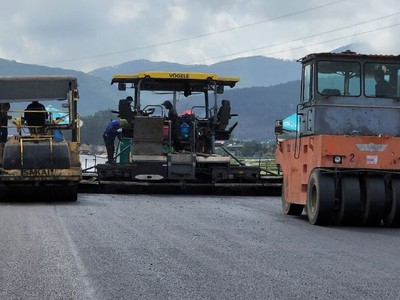 Thi công thảm bê tông nhựa tại Dự án cao tốc Diễn Châu - Bãi Vọt. (Ảnh: TTXVN).