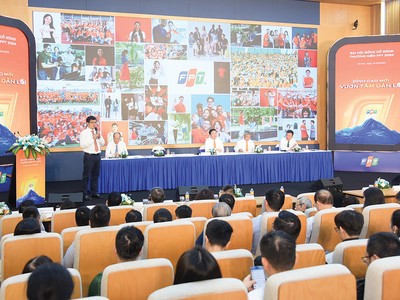 Hai năm gần đây, cổ đông tham dự đại hội của FPT không còn lo lắng về việc ban chủ tọa toàn “người già”