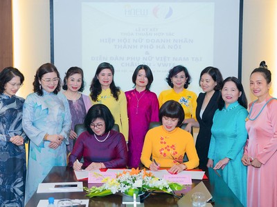 Đại diện HNEW và VWFE cùng ký Thỏa thuận hợp tác giữa hai bên