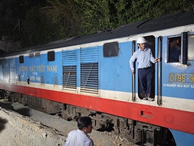 Ông Đặng Sỹ Mạnh, Chủ tịch HĐTV Tổng công ty Đường sắt Việt Nam hướng dẫn đoàn tàu đầu tiên vượt hầm Eo Gió sau hơn 10 ngày ách tắc do đất đá sạt trượt.