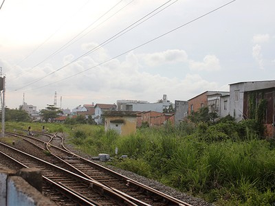 Do nhiều quy hoạch chồng chéo nhau nên các dự án bị treo nhiều năm chưa thực hiện được. Trong ảnh là ga Bình Triệu bị quy hoạch treo 20 năm nay khiến người dân xung quanh điêu đứng vì không được xây nhà kiên cố - Ảnh:Lê Quân
