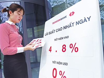 Nhiều ngân hàng đang tăng lãi suất huy động để thu hút dòng tiền, song mức tăng không nhiều. Ảnh: Dũng Minh