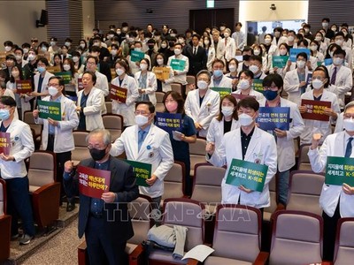 Các giáo sư ngành y đình công phản đối kế hoạch cải cách y tế của Chính phủ tại Seoul, ngày 25/3/2024. Ảnh: YONHAP/TTXVN