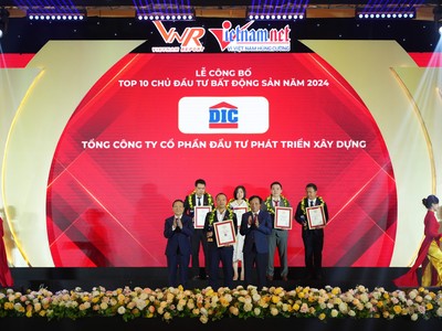 Đại diện Tập đoàn DIC nhận giải thưởng Top 10 Chủ đầu tư Bất động sản năm 2024.