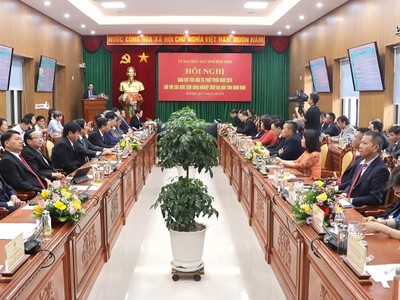 Đầu năm 2024, UBND tỉnh Bình Định tổ chức Hội nghị công bố Quyết định giao chỉ tiêu đầu tư, phát triển năm 2024 đối với các khu, cụm công nghiệp trên địa bàn tỉnh. Đây là lần đầu tiên tỉnh Bình Định tiến hành giao chỉ tiêu đầu tư, phát triển cho các khu, cụm công nghiệp. Ảnh: Thùy Trang.