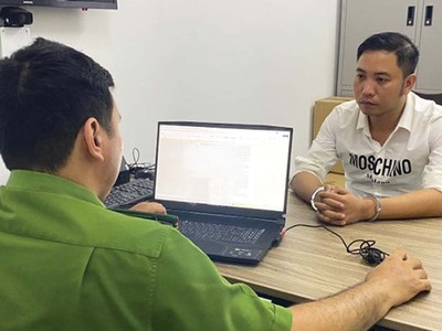 Công an lấy lời khai một đối tượng trong băng nhóm lừa đảo bị bắt tháng 4/2024