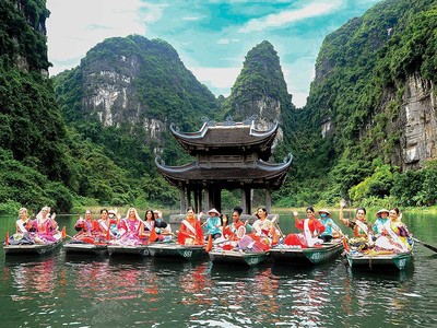 Các thí sinh tham gia cuộc thi Hoa hậu Du lịch Thế giới 2022 lộng lẫy trong trang phục truyền thống của đồng bào các dân tộc Việt Nam, tại Quần thể danh thắng Tràng An.