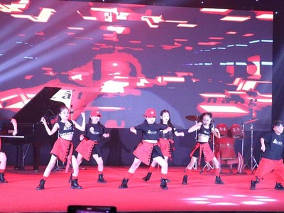 Tiết mục nhảy hiện đại của nhóm Anna Street dance