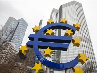 Biểu tượng đồng euro phía trước Ngân hàng Trung ương châu Âu (ECB) tại Frankfurt am Main, Đức. Ảnh: AFP/TTXVN