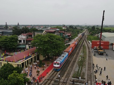 Đoàn tàu chở hàng rời ga Cao Xá tham gia hành trình liên vận quốc tế.