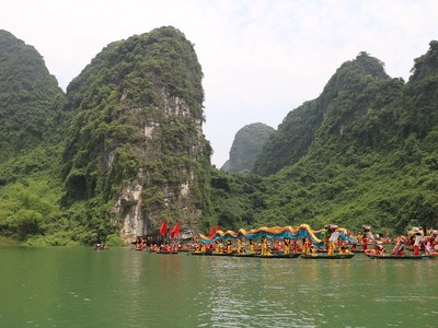 Lễ hội Tràng An là dịp để tôn vinh các giá trị văn hóa và thiên nhiên, tạo mối liên kết giữa con người và thiên nhiên.