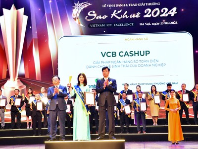 Đại diện Vietcombank nhận giải thưởng Sao Khuê dành cho giải pháp VCB CashUp từ Hiệp hội phần mềm và dịch vụ công nghệ thông tin Việt Nam (VINASA)