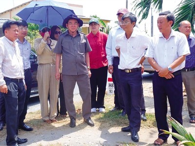 Ông Trần Ngọc Tam, Chủ tịch UBND tỉnh Bến Tre (thứ 3 từ phải sang) cùng các nhà đầu tư tham quan, khảo sát và định hướng đầu tư vào các huyện ven biển Bến Tre