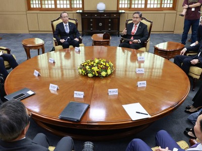 Ngoại trưởng Hàn Quốc Park Jin (giữa-phải) trong cuộc gặp các quan chức cấp cao Hàn Quốc, Nhật Bản, Trung Quốc ở Seoul (Hàn Quốc) ngày 25/9/2023. (Ảnh: Yonhap/TTXVN)