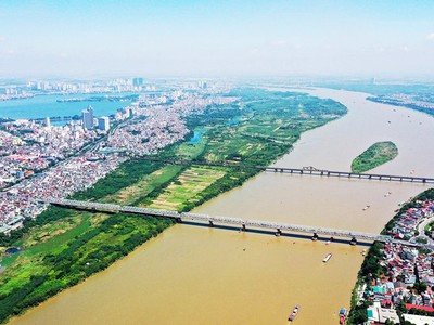 Các hoạt động kinh tế - xã hội của Vùng Đồng bằng sông Hồng được tổ chức thành 2 tiểu vùng (phía Bắc sông Hồng và phía Nam sông Hồng) với 1 vùng động lực quốc gia, 4 cực tăng trưởng và 5 hành lang kinh tế.