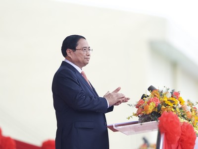 Đồng chí Phạm Minh Chính, Ủy viên Bộ Chính trị, Thủ tướng Chính phủ trình bày diễn văn tại Lễ kỷ niệm 70 năm Chiến thắng Điện Biên Phủ. (Ảnh: VGP)