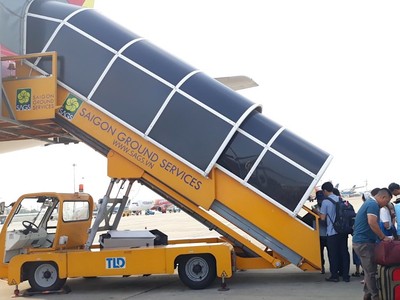 Công ty cổ phần Phục vụ mặt đất Sài Gòn (SAGS) là một trong những đơn vị cung cấp dịch vụ mặt đất tại sân bay Tân Sơn Nhất.