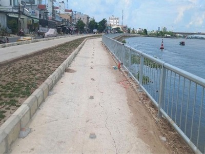 Vết nứt bê tông lót vỉa hè phía sau kè.