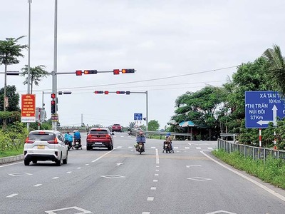 Những con đường được xây dựng từ vốn đầu tư công giúp giao thông trên địa bàn huyện Kiến Thụy thuận lợi hơn. Ảnh: Thanh Tân