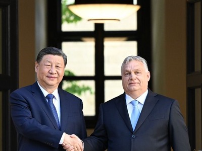 Chủ tịch Trung Quốc Tập Cận Bình (trái) và Thủ tướng Hungary Viktor Orban trong cuộc gặp ở Budapest ngày 9/5. (Ảnh: THX/TTXVN)