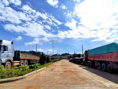 Xe tải chờ làm thủ tục qua Cửa khẩu Quốc tế Nam Giang.