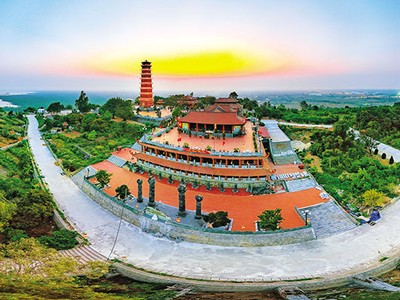 Đồ Sơn là vùng đất nổi tiếng với nhiều di sản hấp dẫn du khách. Trong ảnh: Tháp Tường Long, một thắng cảnh ở Đồ Sơn