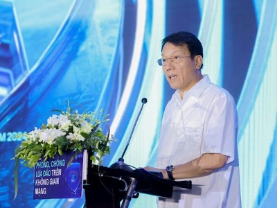 Thượng tướng Lương Tam Quang, Ủy viên Trung ương Đảng, Thứ trưởng Bộ Công an, Chủ tịch Hiệp hội An ninh mạng quốc gia (NCA) phát biểu tại Hội thảo