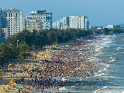 Suốt thời gian dài, Sầm Sơn chỉ hút khách đến tắm biển, ăn hải sản rồi về