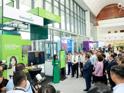 Bà Đoàn Hồng Nhung - Giám đốc Khối Bán lẻ Vietcombank giới thiệu về sản phẩm dịch vụ của Vietcombank với đoàn đại biểu do Thủ tướng Phạm Minh Chính (hàng đầu, thứ 2 từ phải sang) dẫn đầu tham quan trải nghiệm tại các gian hàng của sự kiện Chuyển đổi số ngành Ngân hàng năm 2024 