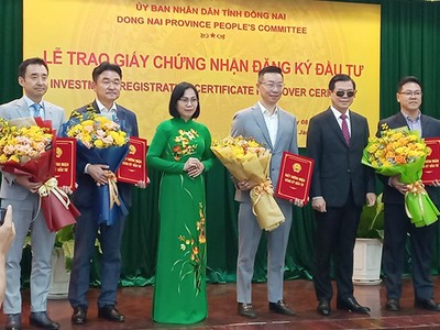 Lãnh đạo Tỉnh ủy và UBND tỉnh Đồng Nai trao giấy chứng nhận đầu tư cho các doanh nghiệp hồi đầu năm 2024- Ảnh: Lê Quân