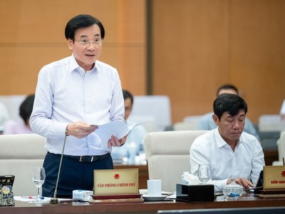 Bộ trưởng, Chủ nhiệm Văn phòng Chính phủ Trần Sơn báo cáo tại phiên họp.