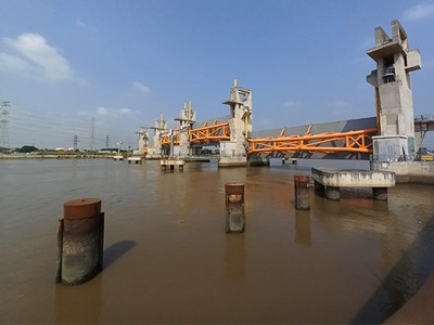 Cống Mương Chuối, huyện Nhà Bè một hạng mục của Dự án hiện đã thi công xong cửa van, âu thuyền. Ảnh: Anh Quân