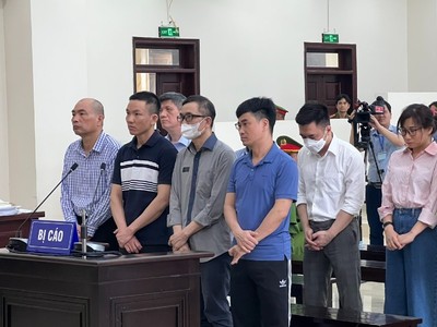 Các bị cáo trong phiên xét xử phúc thẩm.