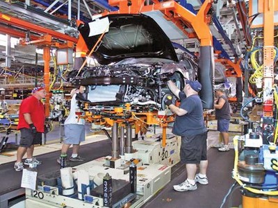 Công nhân làm việc trong dây chuyền lắp ráp ô tô của General Motors (bang Michigan, Mỹ). Ảnh: AFP