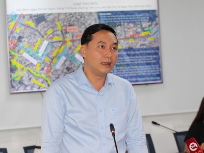 Ông Mai Hữu Quyết, Phó chủ tịch UBND TP.Thủ Đức (TP.HCM) thông tin về tình hình ngập nước khu vực chợ Thủ Đức. Ảnh: Thành Nhân