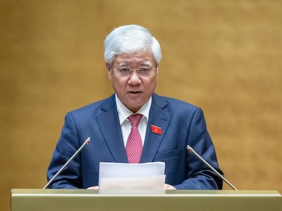 Chủ tịch Ủy ban Trung ương Mặt trận Tổ quốc Việt Nam Đỗ Văn Chiến trình bày báo cáo.