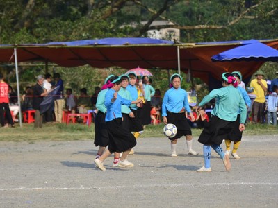 Lễ hội Sóong Cọ hàng năm (từ 15 đến 19/4) những cô gái dân tộc Sán Chỉ (xã Húc Động) hào hứng mặc váy áo truyền thống để ra sân đá bóng tranh cúp.
