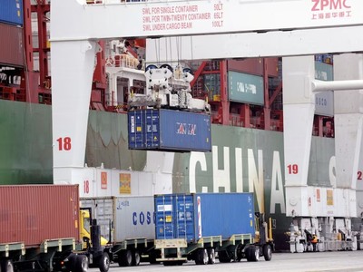 Container cập bến chờ thông quan tại cảng Long Beach, bang California, Mỹ. Ảnh: Reuters