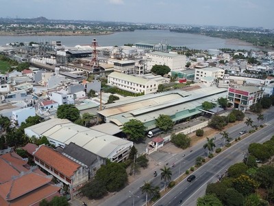 Nhiều cơ sở sản xuất công nghiệp tại Đồng Nai hiện nằm xen kẽ trong các khu dân cư - Ảnh: Lê Vinh 