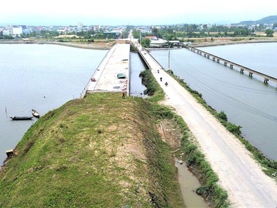 Dự án cầu Tam Giang (huyện Núi Thành) đến nay vẫn chưa có đường dẫn.