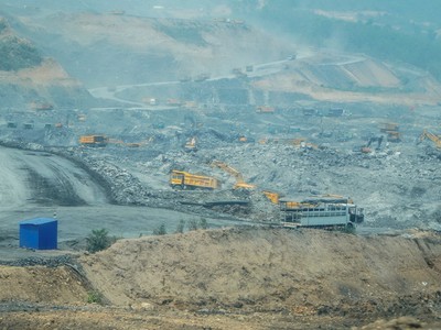 Mỏ than đá Kaleum, tỉnh Sê Kong (Lào), một trong những mỏ than có trữ lượng lớn được khai thác và vận chuyển về Việt Nam qua cửa khẩu La Lay.