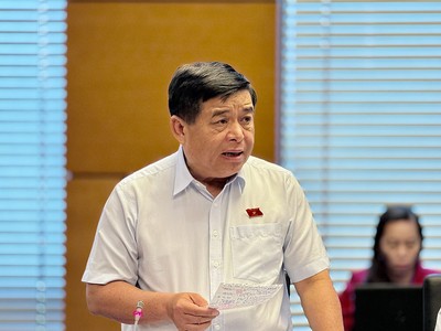 Bộ trưởng Bộ Kế hoạch và Đầu tư Nguyễn Chí Dũng phát biểu tại thảo luận tổ ngày 23/5. (Ảnh: MPI)